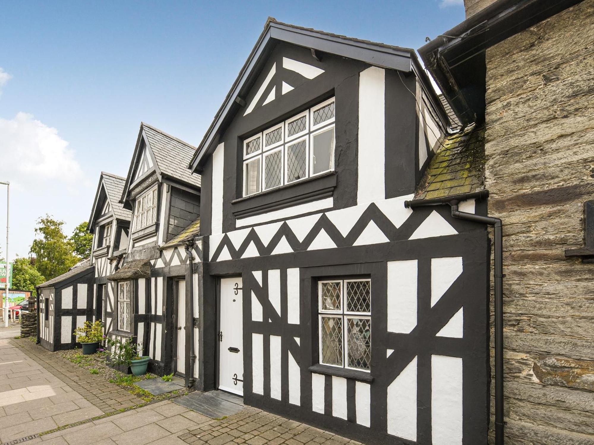 Bwthyn Llys Machynlleth Old Court House Villa ภายนอก รูปภาพ
